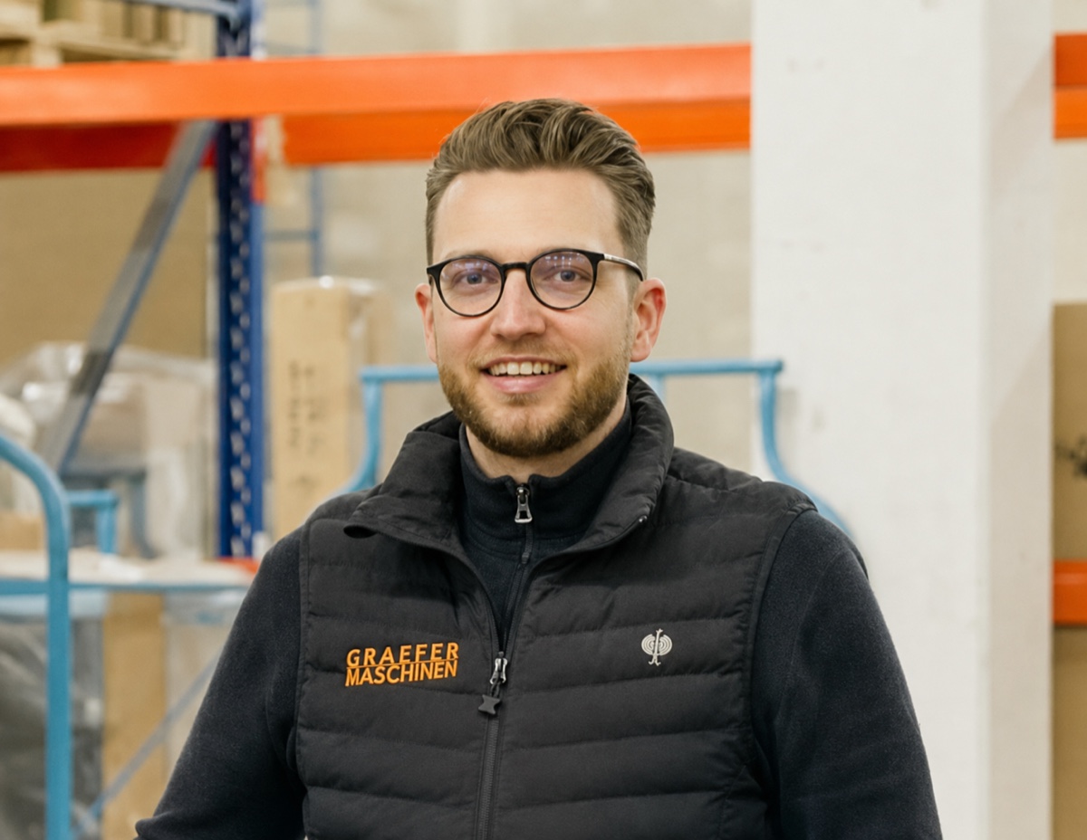 Maximilian Gräfer im Lager von Graefer Maschinen